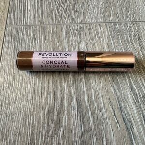 Revolution Conceal & Hydrate Radiance Concealer - Rose Gold Cap, Brown Tube